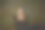 画像的年轻女孩作为蒙娜丽莎的图片指向设备屏幕在黑暗的复古背景。复古风格，艺术，时尚，比较时代的概念。图片下载