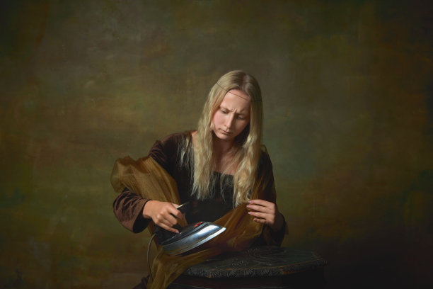 画像年轻的女孩作为蒙娜丽莎的照片使用的是复古铁在黑暗的复古背景。复古风格，艺术，时尚，比较时代的概念。图片下载