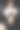 身穿白衬衫和黑色布裤的金发女郎坐在黑色皮沙发上，背景是黑色窗帘。图片下载