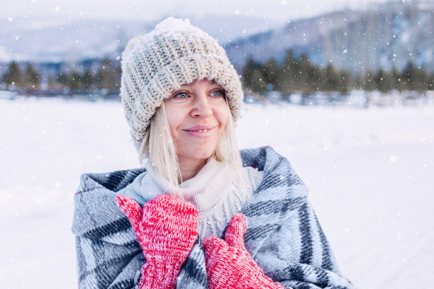 画像快乐的成年妇女在羊毛衫享受冬天的时刻图片下载