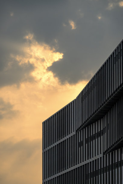 现代建筑的外墙在阳光下闪闪发光图片下载