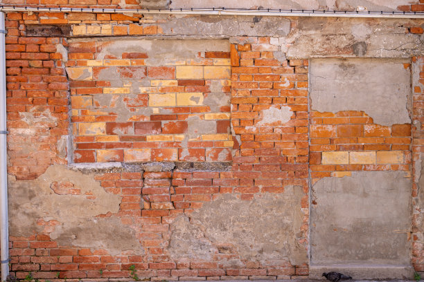 旧褐砂石墙上有堵窗的痕迹图片下载