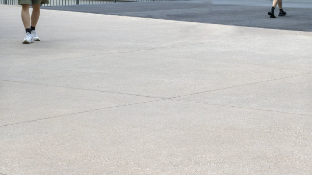 人们走在广场上图片下载