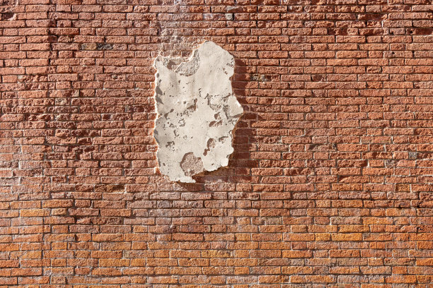 旧褐砂石墙上的白色灰泥图片下载
