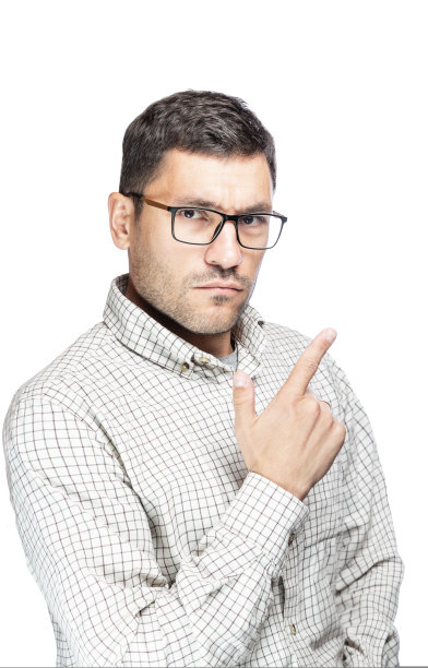 戴眼镜、穿格子衬衫的英俊男子抬起头来图片下载