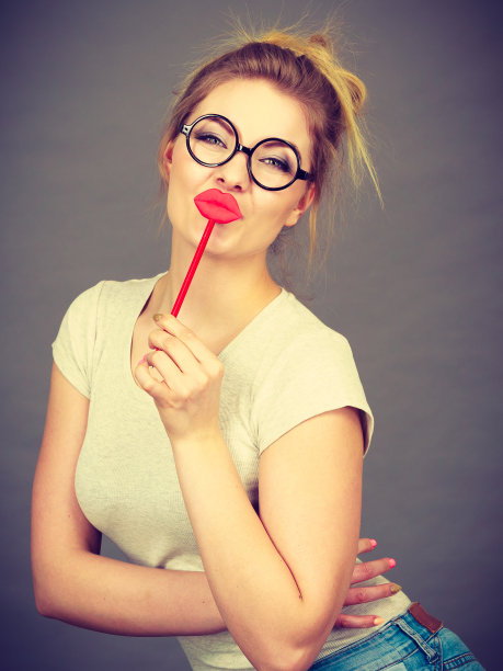 快乐的女人拿着狂欢的装饰品图片下载