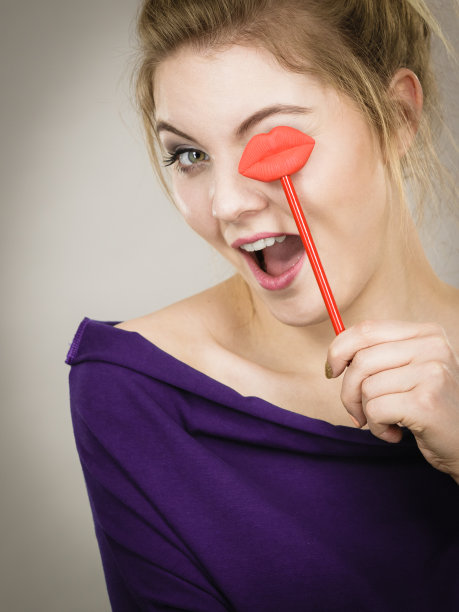 幸福的女人把嘴唇放在棍子上图片下载