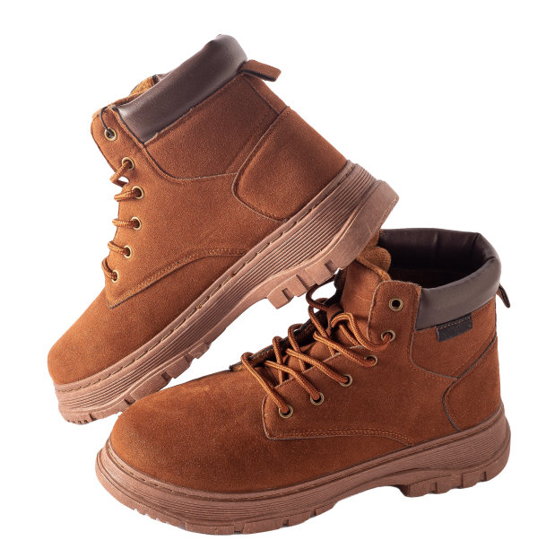 棕色麂皮靴孤立在白色背景。秋冬男女皆宜的休闲鞋。一双带鞋带和拖拉机鞋底的靴子图片下载