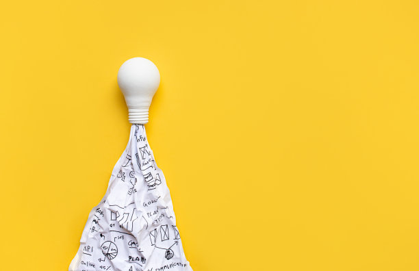 想法，灵感概念与火箭灯泡和草图纸在黄色背景图片下载
