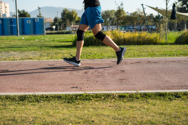 一名男子在城市水平照片慢跑健身图片下载