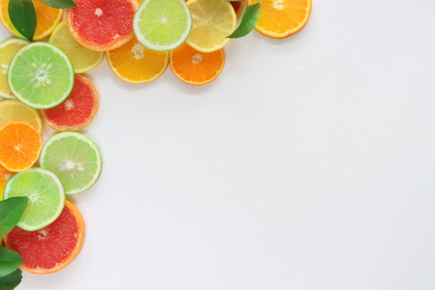 特写图像的柑橘水果片与叶子，横截面的粉红色葡萄柚，塞维利亚橙子，柠檬和酸橙，白色背景，健康饮食海报框架背景设计，高架视图，复制空间图片下载