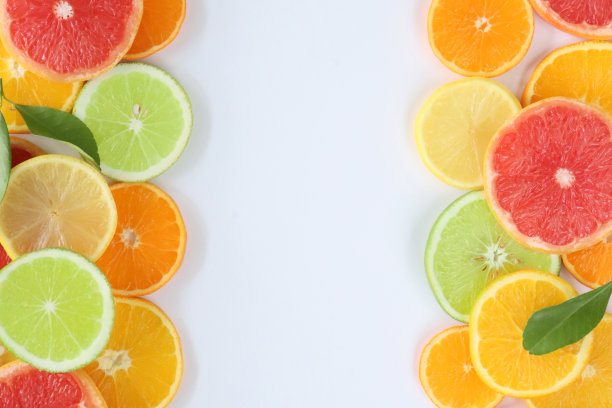 特写图像的柑橘水果片与叶子，横截面的粉红色葡萄柚，塞维利亚橙子，柠檬和酸橙，白色背景，健康饮食海报框架背景设计，高架视图，复制空间图片下载