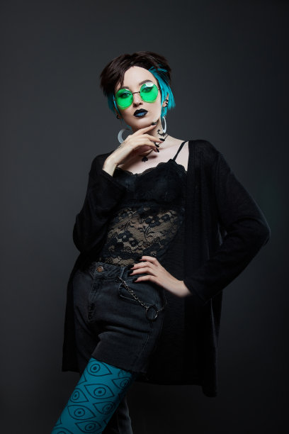 美女动漫女性，短发，戴绿色眼镜。染了头发，化了妆。耳朵上戴着新月耳环图片下载