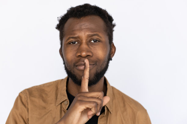 调情的男人摆出安静的姿势图片下载