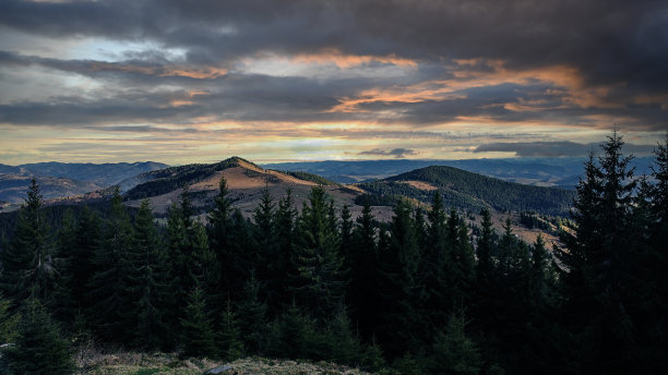 在乌克兰基辅，喀尔巴阡山脉的夜晚令人叹为观止的照片图片下载