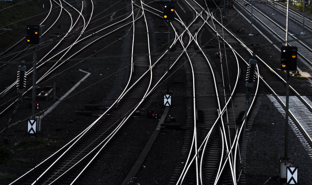 车站内的铁路轨道和枢纽的室外景色图片下载