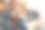 年轻的金发女心理学家拿着笔记本电脑的公文包在心理中心图片下载