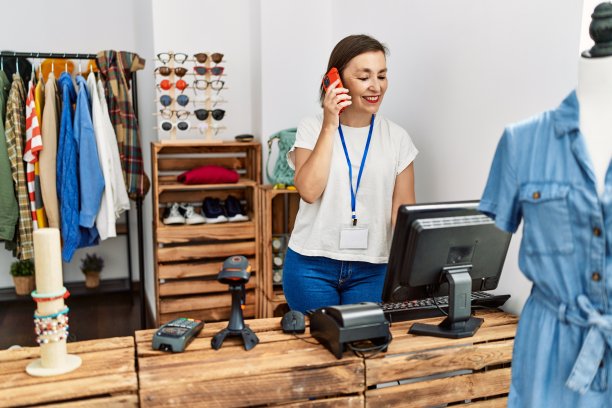 中年西班牙妇女在零售商店打电话图片下载