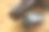 木桌上的空啤酒瓶和瓶盖的高角镜头图片下载