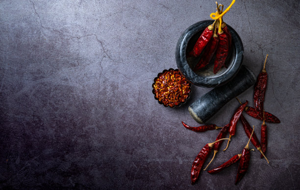 俯视印度调味料和干辣椒在桌子上图片下载