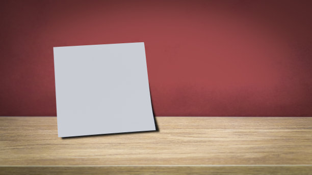 木制地板上的便条纸背景图片下载