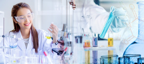 迷人的科学家妇女测试化学样品在实验室的玻璃器皿背景烧瓶。科学或化学研发理念。图片下载