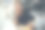 快乐的千禧一代音乐爱好者戴着耳机听音频，在闲暇时间使用现代手机工具点击自拍照片，漂亮的潮女孩一边写博客一边拍视频视频日志图片下载