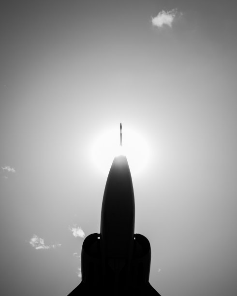 垂直灰度拍摄的喷气式战斗机的头锥轮廓。图片下载