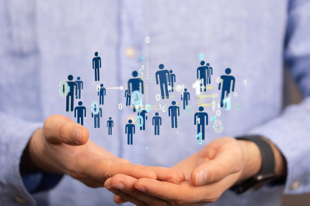 特写的男人的手拿着数字人类图标与二进制数字。图片下载