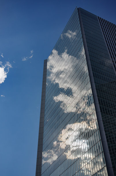 摩天大楼立面上的云反射图片下载