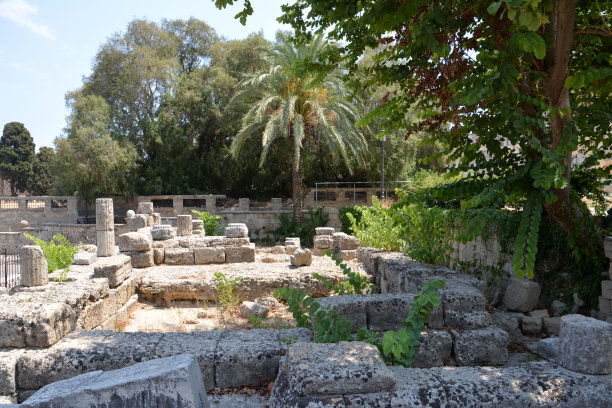 古希腊剧院废墟，背景罗德上有棕榈树图片下载