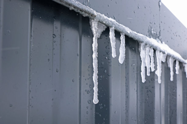 冰柱悬挂在车库的屋顶上图片下载