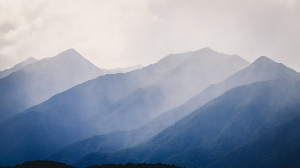 景区景色湛蓝雾蒙蒙，林木茂密，山峦朦胧图片下载