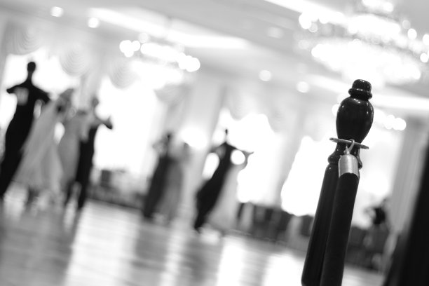 迷离的灯光下，舞厅里跳舞的人跳着华尔兹，美丽的景色图片下载