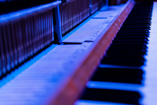 一架旧木制钢琴的琴键特写镜头图片下载