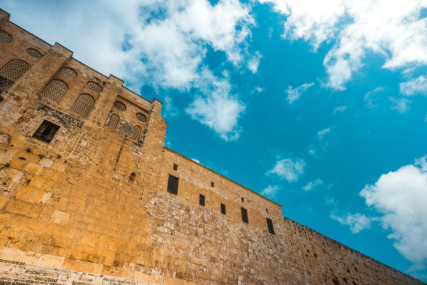 以色列耶路撒冷蓝色天空下的南方阶梯建筑的仰视照片图片下载