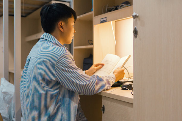一个大学生在大学宿舍里努力学习图片下载