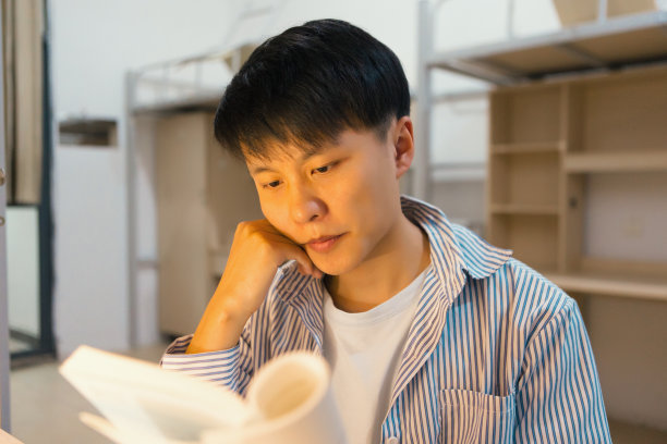 一个大学生在大学宿舍里努力学习图片下载