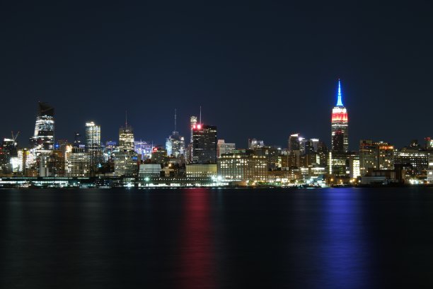 令人惊叹的纽约天际线和9·11纪念夜晚霓虹灯图片下载