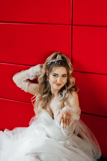 美丽的新娘穿着婚纱。穿着白色蓬松连衣裙的女孩图片下载