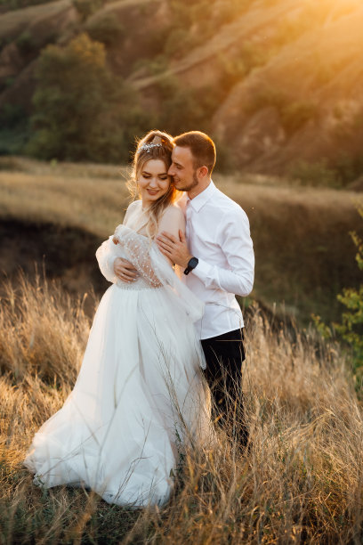 一对欢快的情侣相恋，新娘和新郎欢声笑语地迎着夕阳图片下载