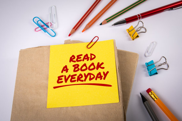 每天读一本书。书和记事本放在办公桌上图片下载