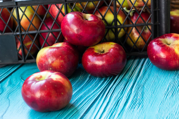 有机红苹果在板条箱图片下载