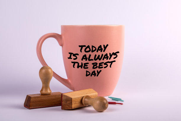 今天永远是最好的一天。有白色背景文字的咖啡杯图片下载