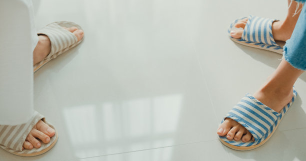 快乐的亚洲家庭，年轻的女儿和退休的老人妈妈跳着最喜欢的歌曲，周末在家里的客厅共度时光。图片下载