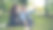著名博主正在录制他、他的妻子和可爱的狗的视频，男子拿着智能手机，边说边看镜头，然后拍女人和动物。图片下载