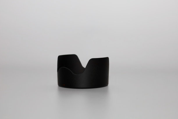 摄影用的镜头罩。白色背景下的三个黑色兜帽。镜头头罩图片下载