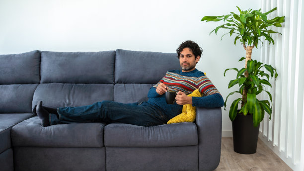 长着胡子的英俊男子喝着早晨的浓咖啡，脸上带着快乐的微笑图片下载