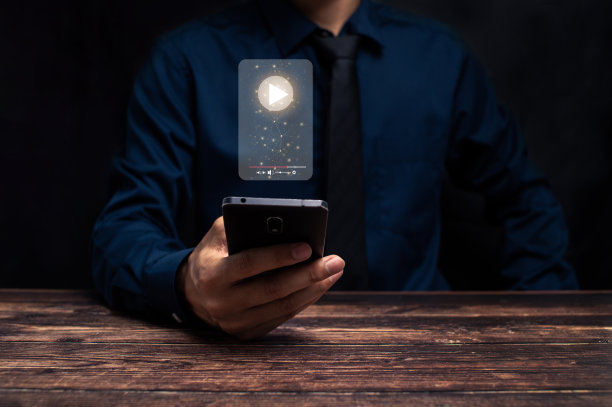 一名男子用手机直播视频图片下载