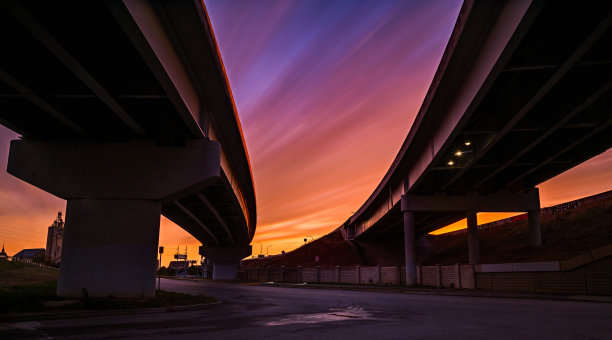 高速公路立交桥下美丽的日落天空图片下载